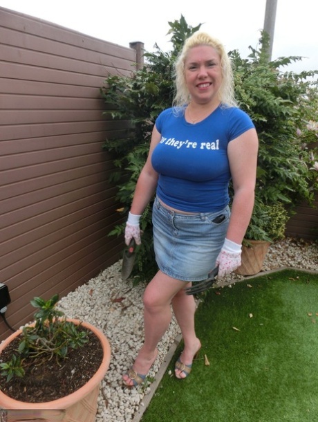 Reife blonde fette Barby wird nackt bei der Gartenarbeit