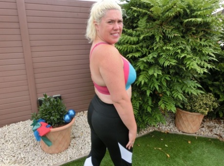 Die mollige Blondine Barby macht sich beim Training in ihrem Garten nackig