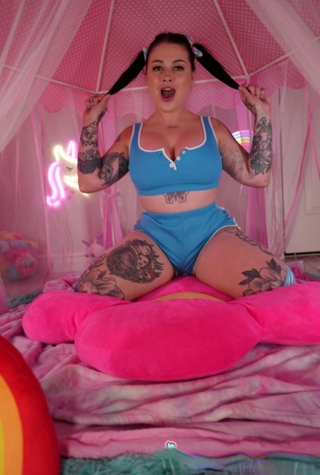Demi Novak, una morena muy tatuada, se desnuda con coletas