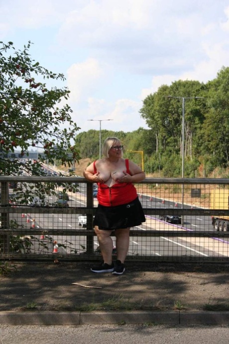 Den fede britiske kvinde Lexie Cummings onanerer med et sexlegetøj nær en bæk