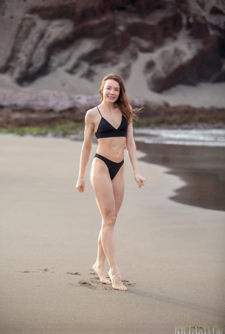 Dziewczyna z sąsiedztwa Janeth Tense staje się całkowicie naga na piaszczystej plaży