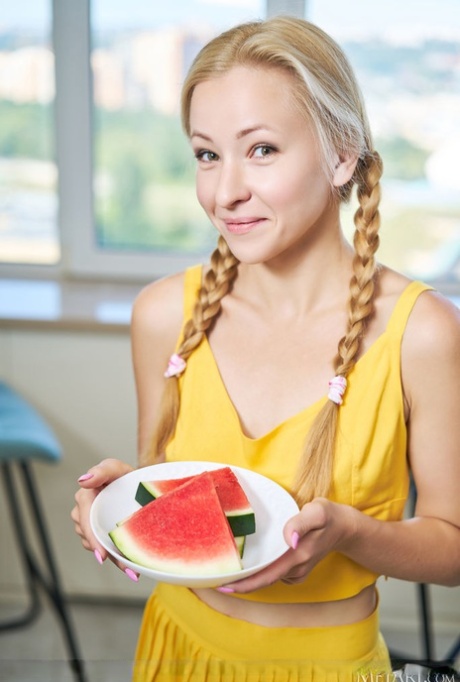 Blonde tiener Sati Sol gaat naakt terwijl ze schijfjes watermeloen eet