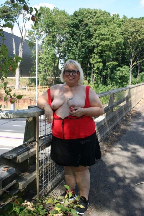 Толстая женщина из Великобритании Лекси Каммингс показывает свою большую задницу и киску на пешеходном мосту