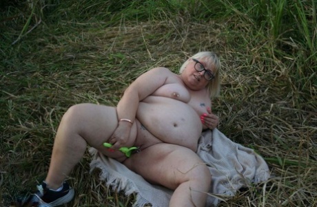 A britânica obesa Lexie Cummings fica nua enquanto passeia no campo