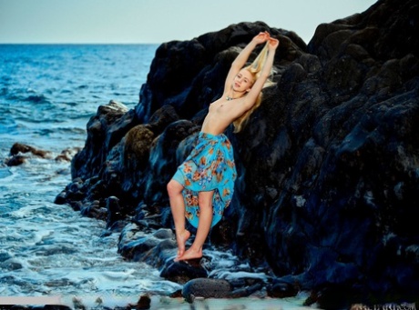 Rubia adolescente Alice Blue modelos desnuda en las rocas junto al mar