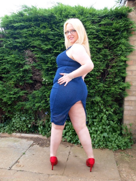 Blond brytyjska grubaska Sindy Bust traci swoje duże cycki i tyłek z sukienki