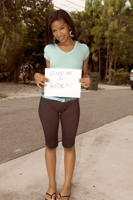 Latynoska nastolatka Emy Diaz bzyka chłopaka po podwiezieniu autostopem