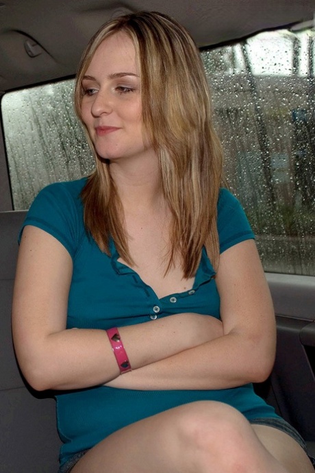 Den unge blondine Jayden Moore har sex i en bil efter at have blaffet sig til et lift