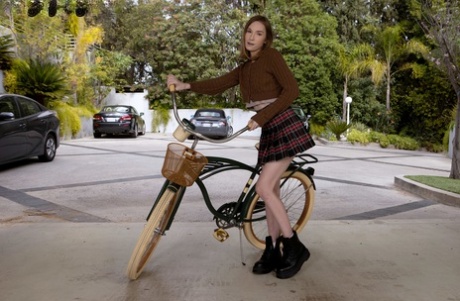 Claire Roos, fille amateur, fait du vélo avant de faire une fellation.