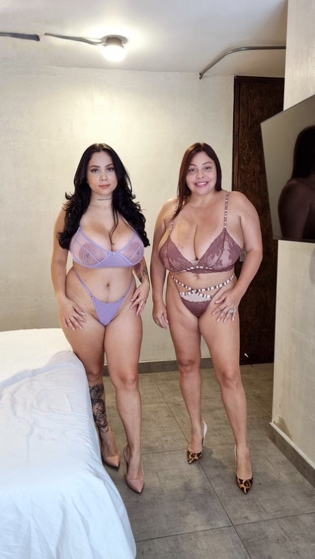 As grandes lésbicas latinas Sofia Damon e Kim Velez brincam com as mamas grandes uma da outra