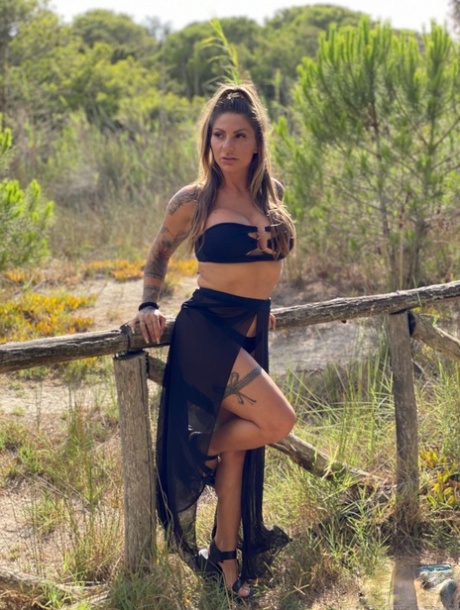 Sexy MILF Lily Veroni geeft een kontlikkende pijpbeurt na een dagje strand
