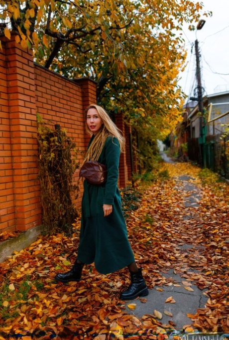 Zrzavá teenagerka Madelina míří dovnitř, než se svlékne a stojí nahá