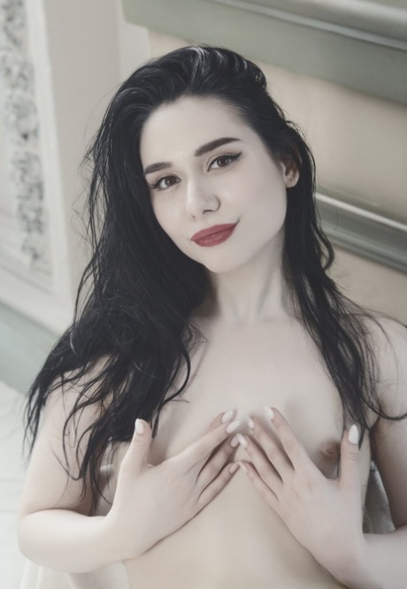 La teenager dai capelli scuri Ofra Gauset sfoggia labbra rosse mentre modella in nudità