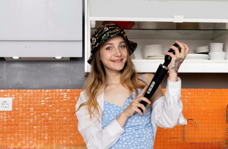 Trevlig tonåring Ellie Wain onanerar på ett köksbord med sexleksaker