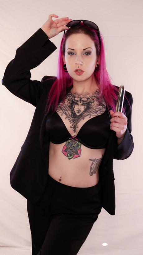 Des tatoueuses utilisent des sex toys lors d