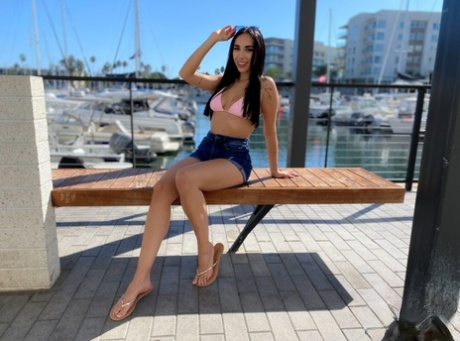 Den brune pige Gaby Ortega står model i bikini på en marina, før hun knepper POV