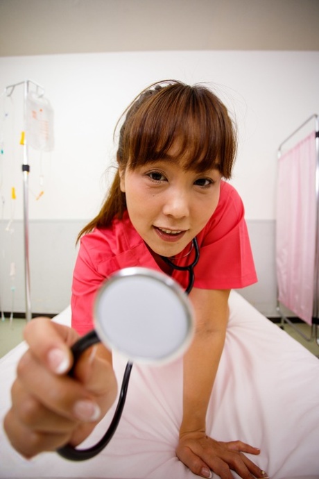 Enfermera asiática mayor Shoko Chiba tiene sexo POV en una cama con un paciente