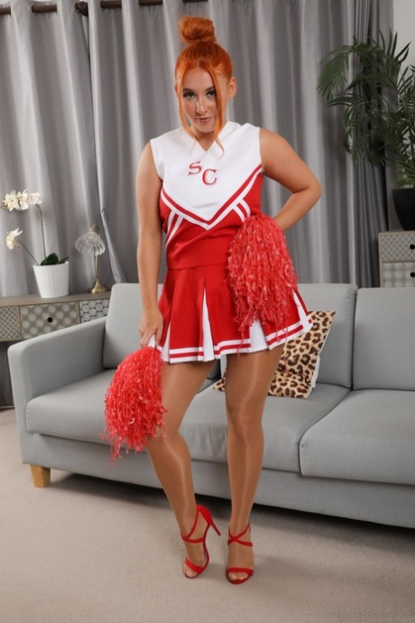 Robyn J von Only Tease in einer Cheerleader-Uniform mit hohen Absätzen und glänzenden