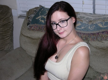 Amateur Violet Spice takes off her clothes and glasses before playing guitar