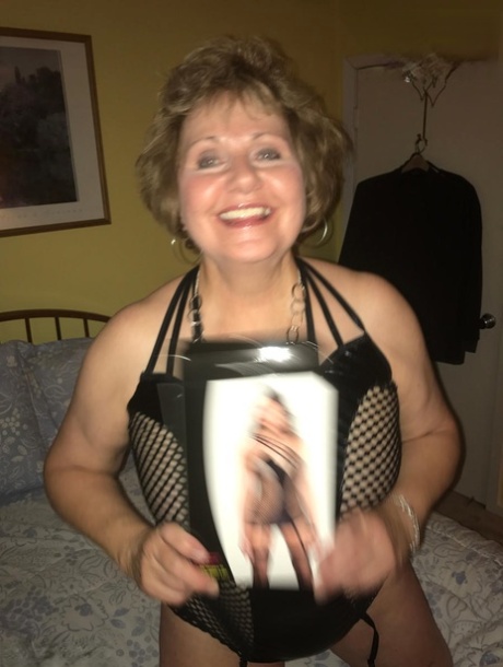 Mature lady Busty Bliss smeker sin rakade fitta innan hennes älskare slickar den