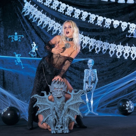 Halloween XXX med Cynthia Foxx og to store skræmmende pikke