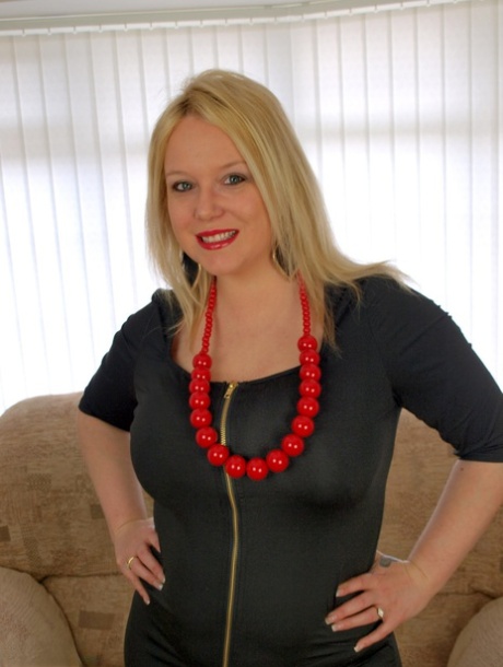 Overgewicht UK blondine Sindy Bust werkt haar tieten en kont los van een zwart jurkje
