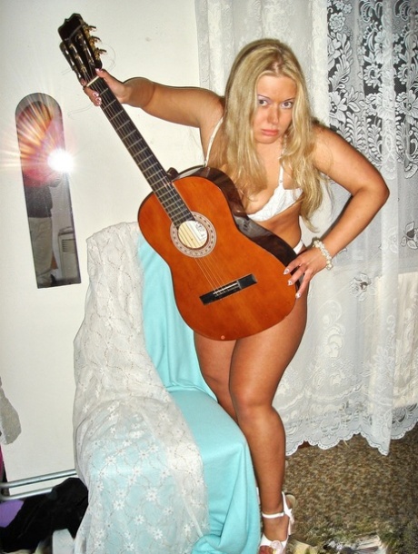 Blonde amateur Curvy Meile legt een gitaar neer voordat ze naakt gaat op hakken