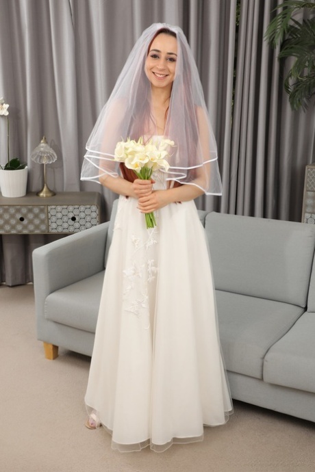 La novia pelirroja Tania Aresti se desnuda con velo, ligueros y medias de nylon