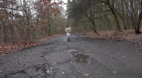 La solitaria Barbe se baja los leggings blancos para mear en un camino rural