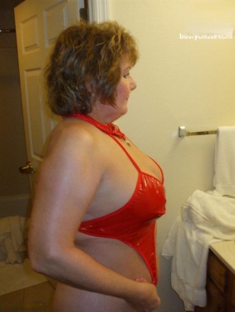 Buclatá starší dáma Busty Bliss má výstřiky na prsa v červeném spodním prádle