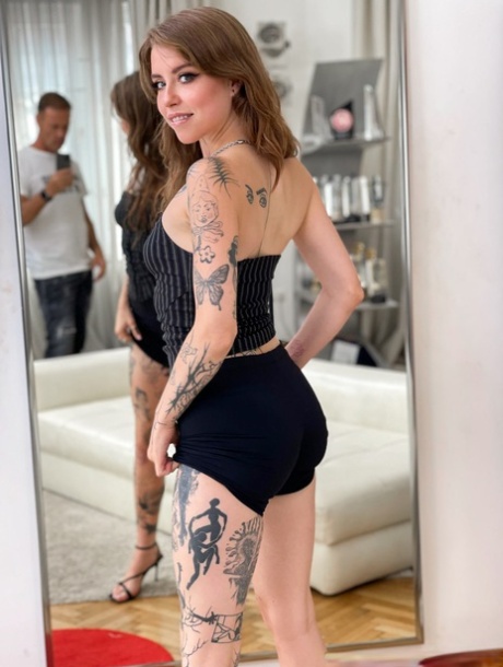 La teenager tatuata Eden Ivy fa sesso anale con un cazzo lungo