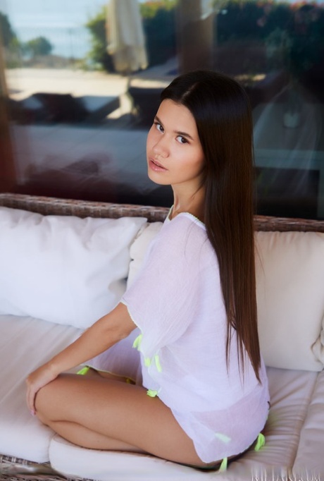 Gorgeous teen Evelin Elle unveils her great body during a solo engagement