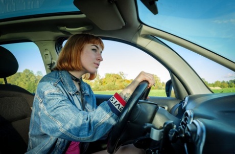 Kåta rödhåriga Lilly Mays onanerar med en sexleksak i bagageutrymmet på en minivan