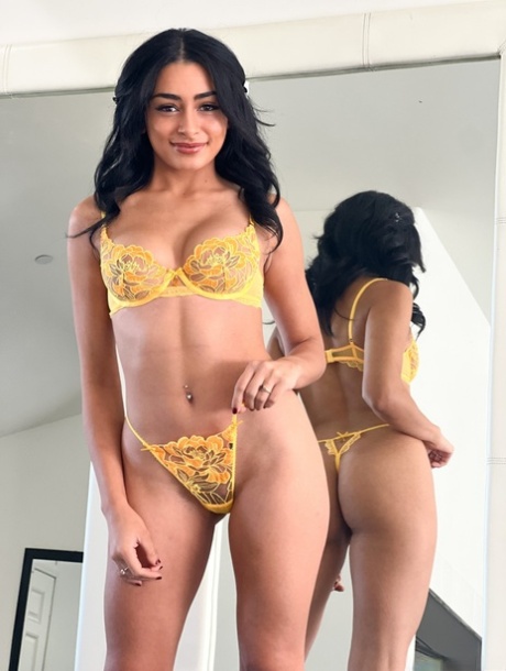 Ebony-meisje Vanessa Moon toont haar vette kont tijdens een potje POV-seks