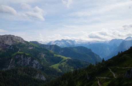 Latina Teen Ryanne Keena wird völlig nackt während einer Bergtour