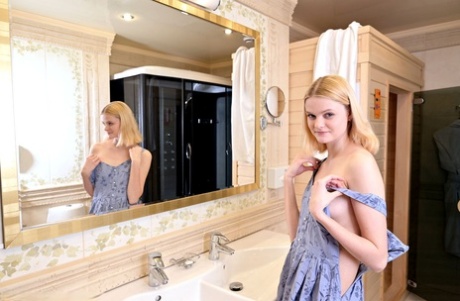 Söt blond tonåring Lucy Foster blir helt naken i ett badrum
