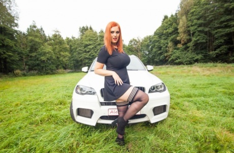 Sexy Rotschopf Alexsis Faye enthüllt ihre riesigen Brüste auf dem Dach ihres Autos