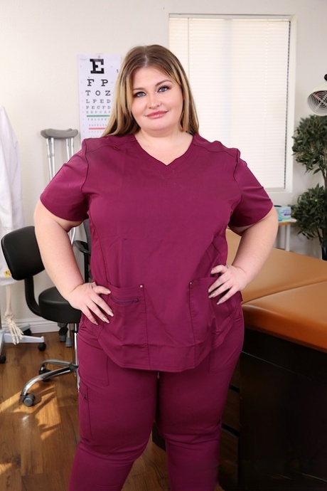 Den overvægtige sygeplejerske Tiffany Star har hardcore sex med en patient på en klinik