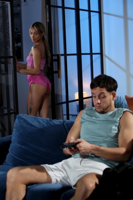 痩せたラテン系女性ベロニカ・レアル、ベッドの上で連れ子とセックス