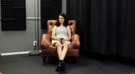 Corra Cox sprer fitta på en stol mens hun venter på å bli gangbanget.