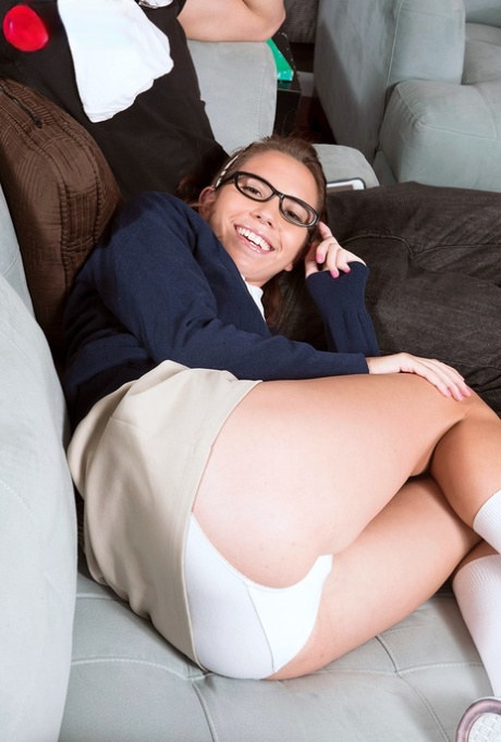 Nerdy schoolmeisje Cece Capella laat haar kleren en bril uittrekken door een jongen