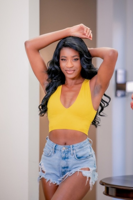 Ebony bruden Nicole Kitt har interracial sex med sin kaukasiska styvpappa