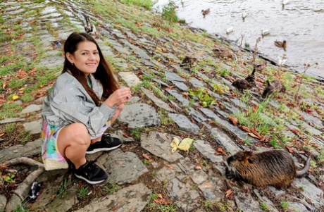 Serina Gomez alimenta animales salvajes antes de sexo BBG en una cama