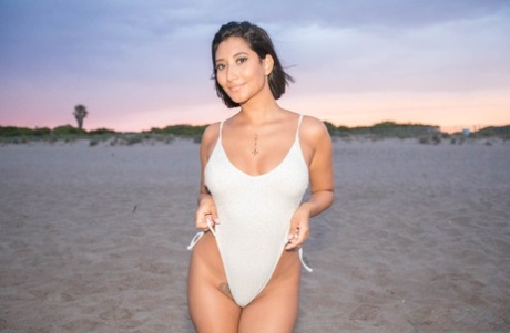 La latina Alika Penagos si spoglia in spiaggia prima di fare sesso con un grosso cazzo