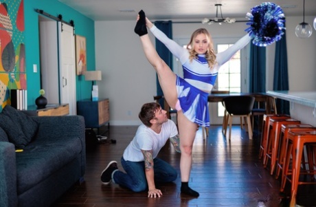 Blond cheerleaderka Anna Claire Clouds uprawia seks ze swoim przyrodnim bratem