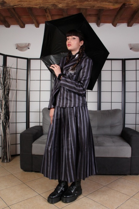 Wednesday Addams cosplay aguiche avec ses semelles impeccables dans des bas nylon noirs sexy