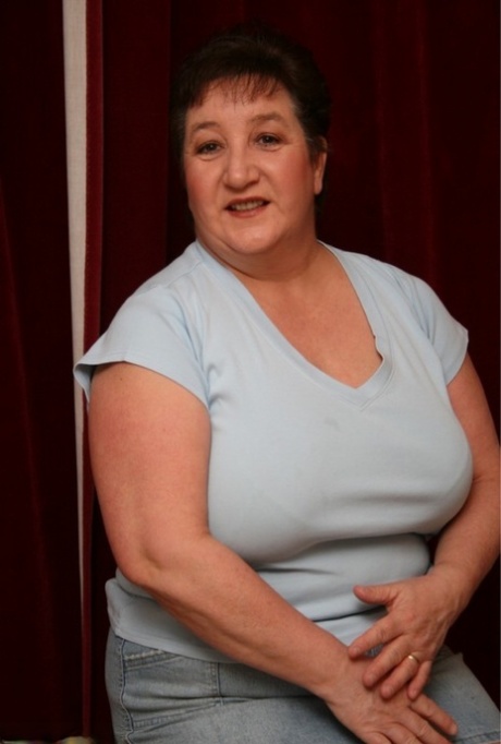 Older fatty Kinky Carol podnosi dżinsową minispódniczkę, aby pokazać swój duży tyłek