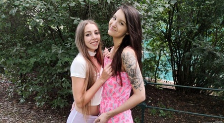 Mary Popiense & Alisa Horokova visar sina bröst offentligt innan en trekant