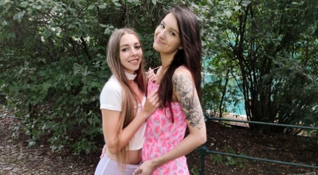 Mary Popiense & Alisa Horokova montrent leurs seins en public avant un plan à trois