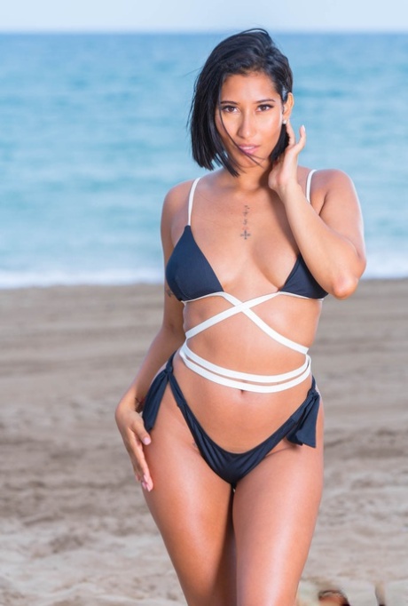 Latina chick Alika Penagos modeller på en strand före sex med en tjock kuk